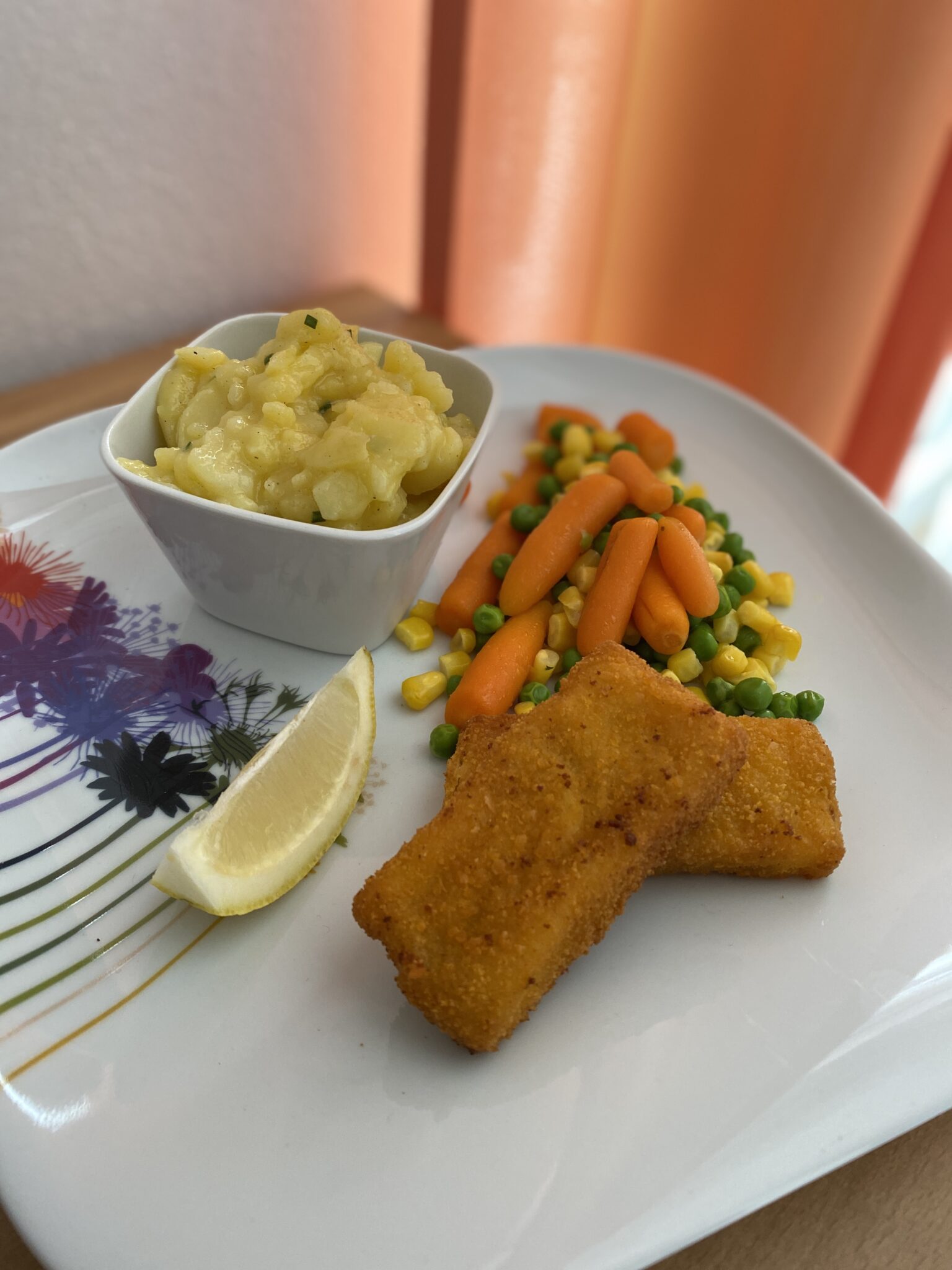 Gebackener Fisch mit Kartoffelsalat, Gemüse (und Dip) – Weibsi bäckt!